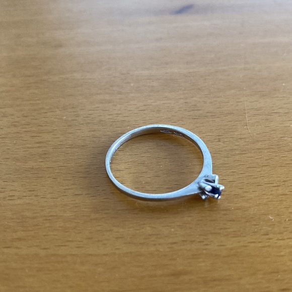 Gray Sapphire & White Gold Ring - Picture 4 of 9